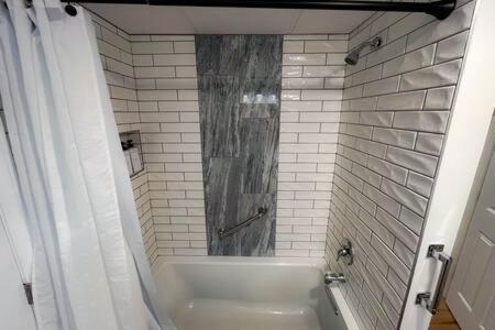 Cozy Private Apt Near Downtown برلينغتون المظهر الخارجي الصورة