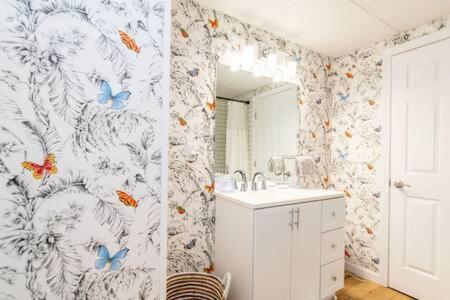 Cozy Private Apt Near Downtown برلينغتون المظهر الخارجي الصورة