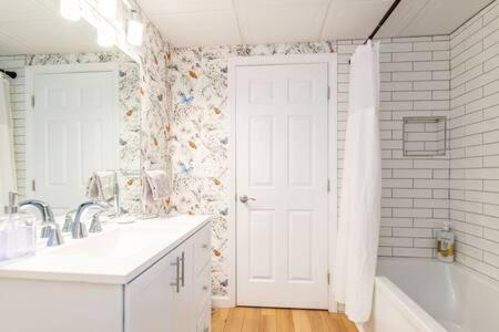 Cozy Private Apt Near Downtown برلينغتون المظهر الخارجي الصورة
